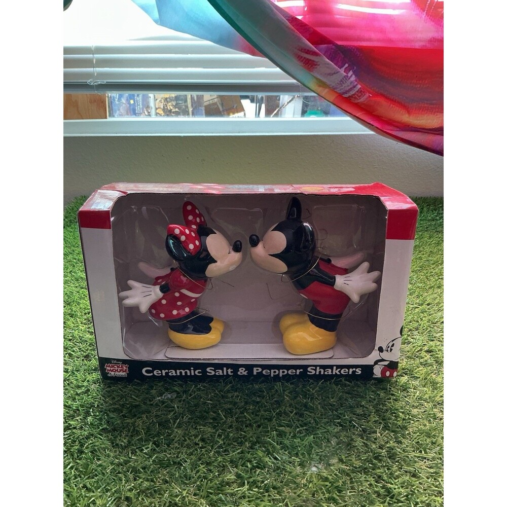 Disney Mickey Minnie Kissing Ceramic Salt Pepper Shakers Boxed Cheek Chip